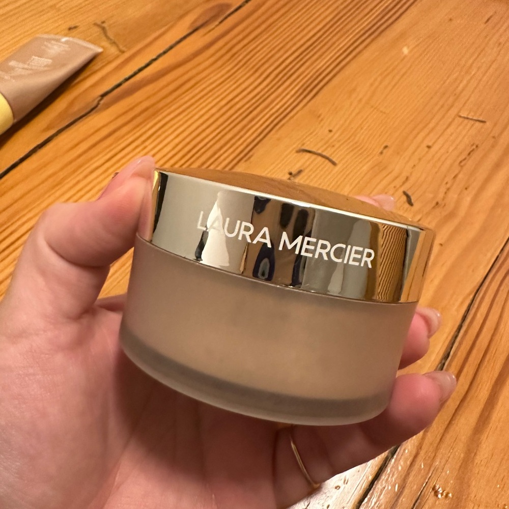 Laura Mercier powder